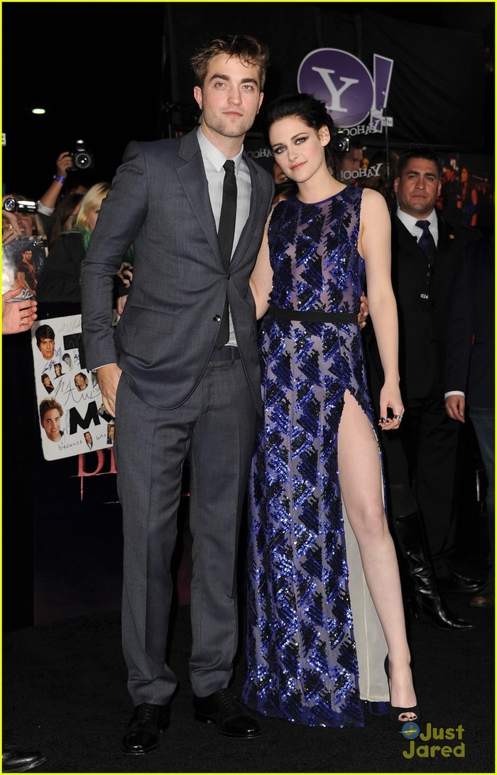 Robert Pattinson và Kristen Stewart tay trong tay thân mật bởi đơn giản họ đã hóa "tình giả" trong phim thành "tình thật" ngoài đời.